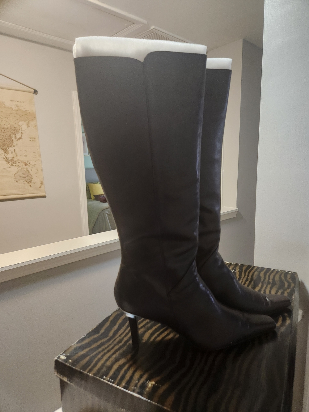 Moda Black Knee-High Pointed-Toe Stiletto Boots